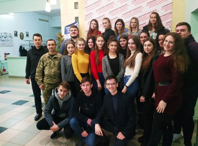 Історики-першокурсники, доц. Володимир Кіцак та офіцер 44 ОАБ Юрій Кульпа